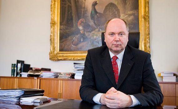 Eduskunnan puhemies Eero Heinäluoma mukana Mahdollisuus Muutokseen -kampanjassa