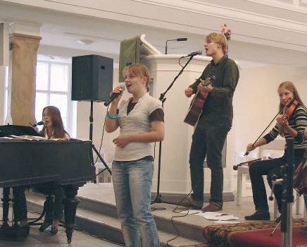 Helmi: Inkerin kirkon nuoret Pietarissa - Sanaa