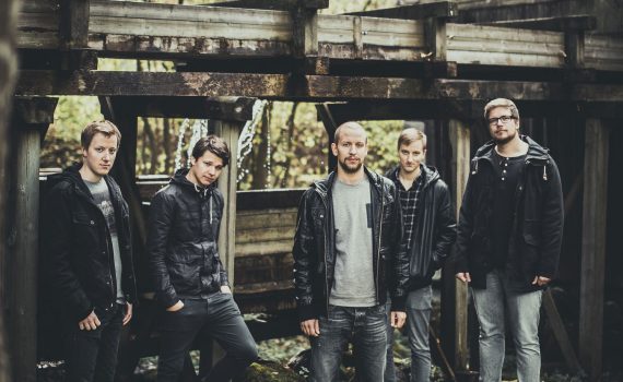 Helmi: Saraste - Kaveriporukasta kasvoi bändi