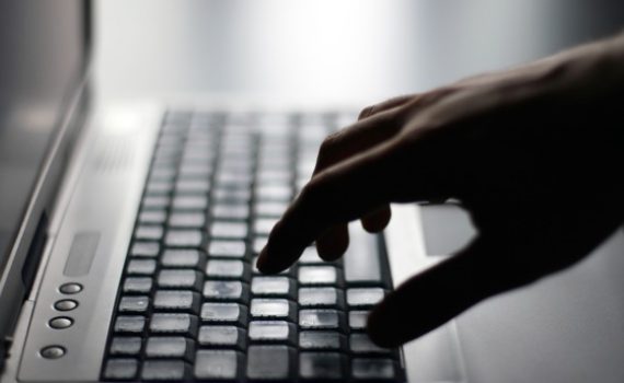 Twitter-kampanja afganistanilaisuskovan pelastamiseksi