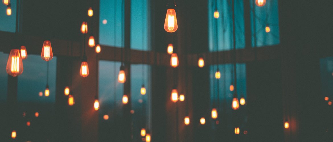 Kuvan taustalla näkyy tummana rakennuksen seinä, jossa on muutaman ikkuna. Kuvan etuosassa useita valoja valaisemassa.